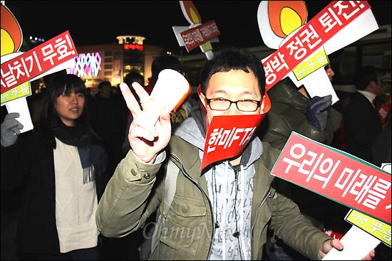   ‘한미FTA 저지 경남운동본부’는 9일 저녁 창원 정우상가 앞에서 “이명박정권 퇴진, 한미FTA 무효 경남도민대회”를 열었다. 이날 참가자들은 촛불을 들고 거리행진했다.
