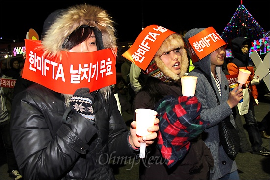   ‘한미FTA 저지 경남운동본부’는 9일 저녁 창원 정우상가 앞에서 “이명박정권 퇴진, 한미FTA 무효 경남도민대회”를 열었다. 이날 참가자들은 거리행진하면서 "비준 무효, 명박 퇴진"을 외치기도 했다.
