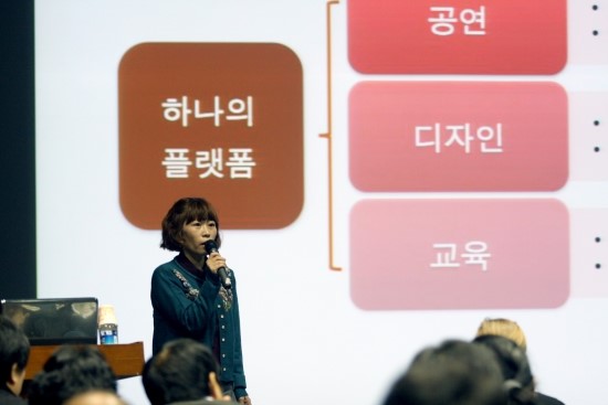 노리단 대표이사 류효봉씨가 사회적 기업 노리단에 대해 소개하고 있다.