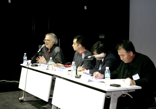  (왼쪽부터)로베르토 프라베티, 황덕신, 이병준, 서광일씨가 토론을 하고 있다.