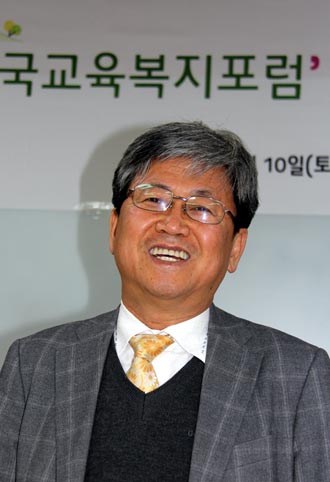 (가칭)한국교육복지포럼 발기인대회에서 상임운영위원회 공동대표로 선출된  최교진 전 충남장학회 상임이사