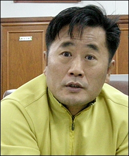 보수단체들도 북한 이탈주민에 관심을 가져야 한다고 강조하는 이복 의원.
