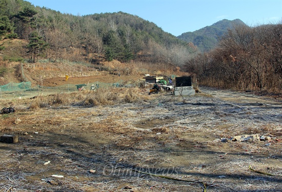 대전 산내 골령골 집단희생지. 쌓여있던 폐자재가 정리돼 있다.