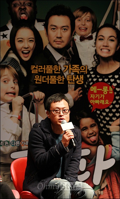  13일 오전 서울 건대입구 롯데시네마에서 열린 영화<파파> 제작보고회에서 한지승 감독이 질문에 답하고 있다.