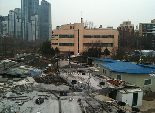 포이동 재건마을 전경. 사진 오른쪽에 있는 조립식 가건물이 화재 이후 새로 지은 집의 모습이다(2011년 12월 13일 모습)