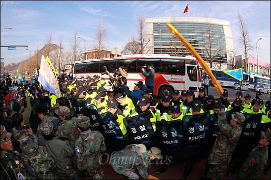 고엽제전우회 회원들이 중국대사관을 향해 몰려가며 제지하는 경찰을 향해 폴리스라인을 집어던지고 몸싸움을 벌이고 있다.