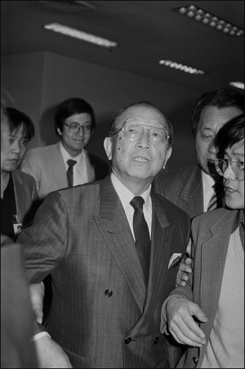1991년 3월 6일 정일권 전 국무총리가 대한항공편으로 하와이로 출국하기 위해 김포공항을 나서며 한강변에서 의문의 죽음을 당한 정인숙씨의 아들 정성일씨의 친자 확인 소송에 대해 처음 듣는 이야기라고 말하고 있다.