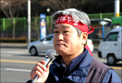  대우자판 김진필 지회장. 13일 경찰 출두에 앞서 기자회견장에서 마지막 인사말을 하고 있다. 