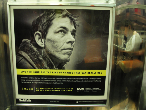 미국의 공공서비스는 대단히 취약하나, 약자에 대한 배려는 사회적으로 널리 퍼져 있다. 사진은 뉴욕시 지하철의 노숙인 후원 캠페인 포스터. 한미FTA는 약자에 대한 배려가 부족한 사회에 미국식의 빈곤한 공공서비스가 결합하는 비극적 결과를 낳을 것이다.