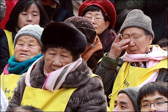 14일 오후 서울 종로구 주한 일본대사관 앞에서 열린 '제1000차 일본군 위안부 문제 해결을 위한 정기 수요집회'에서 길원옥(84) 위안부 피해 할머니가 연대발언을 경청하며 눈물을 훔치고 있다.