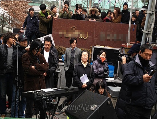  14일 서울 종로구 중학동 일본대사관 앞에서 열린 일본군 위안부 피해자들의 수요시위 1000회에 참석한 배우 이서진. 
