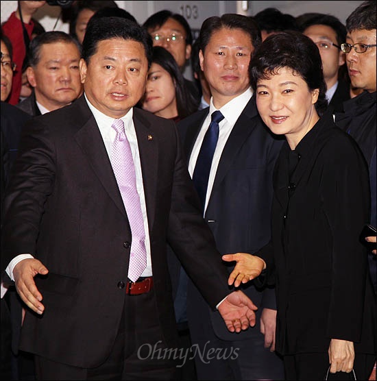 박근혜 대통령(당시 한나라당 전 대표)이 2011년 12월 14일 재창당을 요구하고 있는 쇄신파 의원들과 회동하기 위해 구상찬 당시 국회의원의 안내를 받으며 자리로 향하고 있다. 