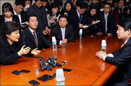  한나라당 박근혜 전 대표가 24일 국회 의원회관에서 재창당을 요구하고 있는 권영진 의원 등 쇄신파 의원들과 회동하고 있다.