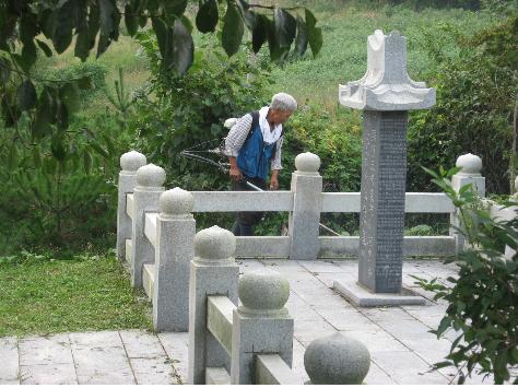 종성마을 주민 김영환씨가 벌초를 하고 있다. 그가 아니라면 임병찬 의병장의 거점이었던 이곳을 지키는 사람은 아무도 없다.