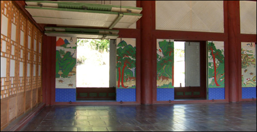 마루 벽에 십장생이 그려져 있는 교태전 대청마루. 왼쪽 방이 왕비의 침소이며 오늘의 신방이다.

