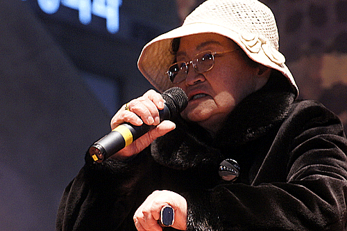 일본군 위안부 피해자로 증언에 나서고 있는 이수산 할머니의 모습