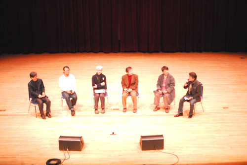 신영복교수(좌)와 성공회대학교 교수들이 무대에 올라 대담을 하고 있다. 우측은 사회자 권해효 