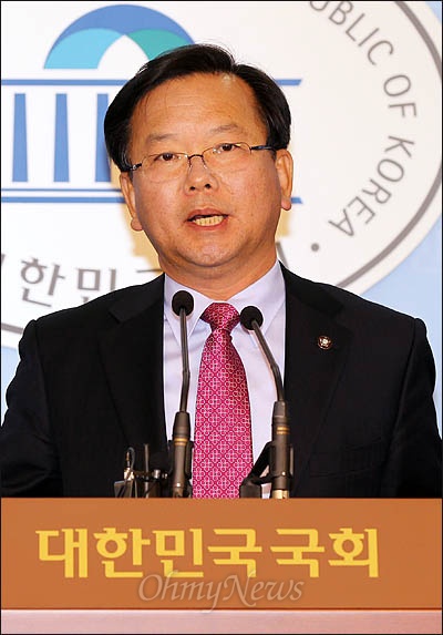  민주당 김부겸(경기 군포.3선) 의원이 15일 내년 총선에서 여당의 텃밭인 대구지역에 출마하겠다고 밝히고 있다.