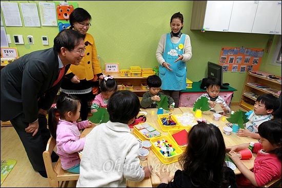 지난 2011년 12월 15일 오후 박원순 서울시장이 마포구 상암2지구 10단지내 한 어린이집을 방문해서 크리스마스 트리를 만들고 있는 어린이들에게 인사를 하고 있다.