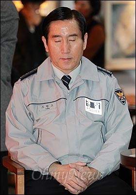 조현오 경찰청장이 15일 오후 서울 서대문구 경찰청 로비에서 열린 '2011 사랑의 성탄트리 점등식'에 참석해 기도하고 있다.