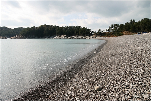 몽돌해변이 아름다운 모전마을. 여름에는 해수욕장으로 이용된다.
