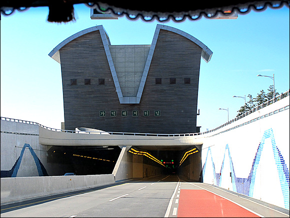 거가대교 해저터널을 진입하면서 차안에서 찍은 해저터널 입구 모습이다.