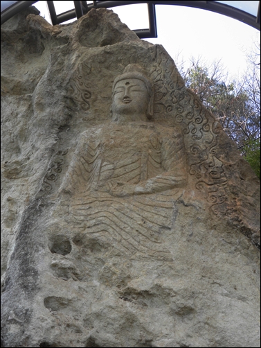 골굴사 마애아미타불. 보물581호로 지정되어있고. 9세기 신라불상의 특징을 잘 갖추고 있다고 합니다.

