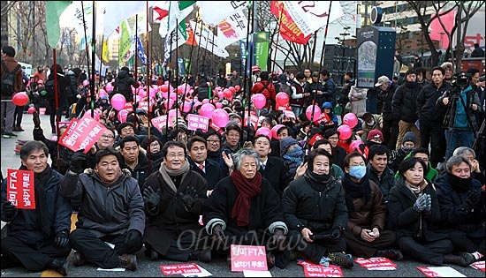  지난해 12월 17일 오후 서울 종로구 청계광장 영풍문고 앞에서 열린 '한미FTA 비준 무효 범국민 촛불문화제'