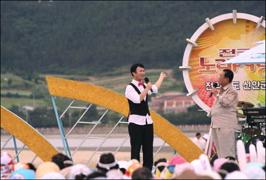 지난해 전국노래자랑 신안군 증도편에 출연했던 김기백씨. 진행자 송해와 이야기를 나누고 있는 모습이다. 그는 이날 두번째 최우수상을 받았다.