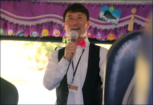 김기백은 문화관광해설가다. 그의 해설은 노래 한 곡으로 시작된다. 지난 11월 버스 안에서 해설을 시작하기에 앞서 노래를 부르며 분위기를 돋우는 모습이다.