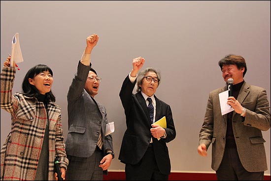 테라오 대표(오른쪽에서 두번째)와 이와츠키 사무국장(오른쪽에서 세번째)이 시민모임 김희용 대표(맨 오른쪽)에게 기금을 전달한 뒤 구호를 외치고 있다.