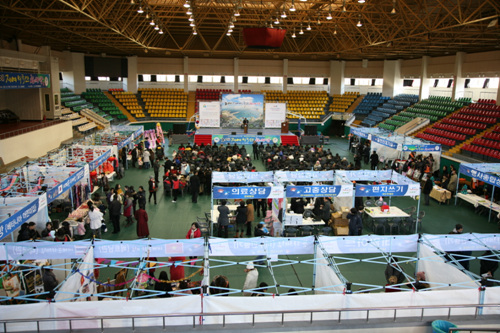 2011 재여 외국인 한마당 행사가 열린 여수  흥국체육관. 5백여명의 외국인이 모였다. 