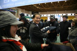 한국산업인력공단에서는 외국인들을 위해 동복 한벌과 치약 세트를 무료로 제공했다