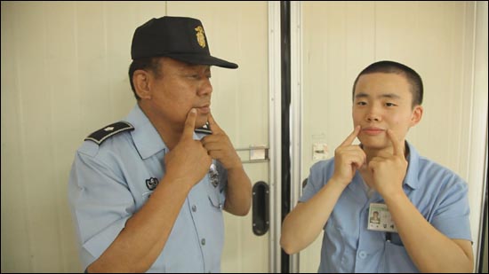  김천 소년교도소의 정홍기 교도관은 교도소 내에 설치된 악대를 관리하고 있다. < SBS 스페셜 > 제작진은 악대에 속해 있는 재소자들과 그 외의 재소자들로부터 신청을 받아 합창단 '드림스케치'를 구성했다. 