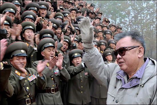 북한 김정일 국방위원장이 17일 오전 8시30분 과로로 열차에서 사망했다고 조선중앙통신이 19일 보도했다. 사진은 지난 11월 조선중앙통신이 보도한 김 위원장의 조선인민군 제789군부대 시찰모습. 