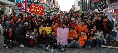 대전 청춘콘서트를 함께 준비한 청춘학교 학생들이 대전 시내 한폭판 으능정이 거리에서 퍼포먼스를 벌였습니다. 