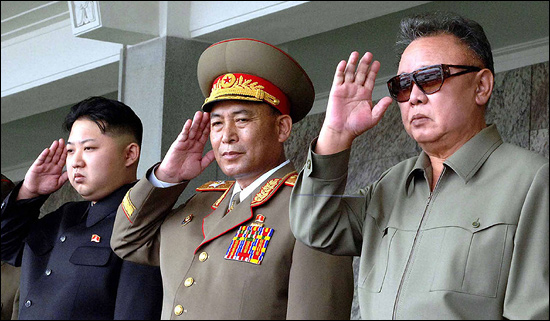 2011년 9월 조선중앙통신이 보도한 노농적위대 열병식 모습. 김정일-김정은 부자가 열병식을 지켜보고 있다.