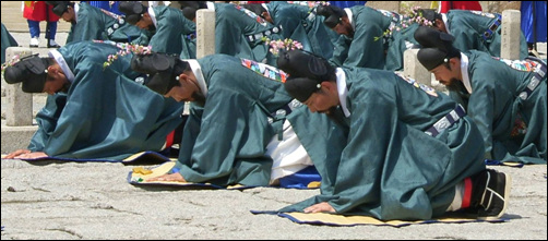 국궁사배 머리에 꽃을 꽂고 하례하는 문무백관들.

