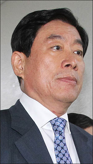 20일 김정일 북한 국방위원장 사망 이후 소집된 국회 정보위에 원세훈 국정원장이 출석하고 있다.