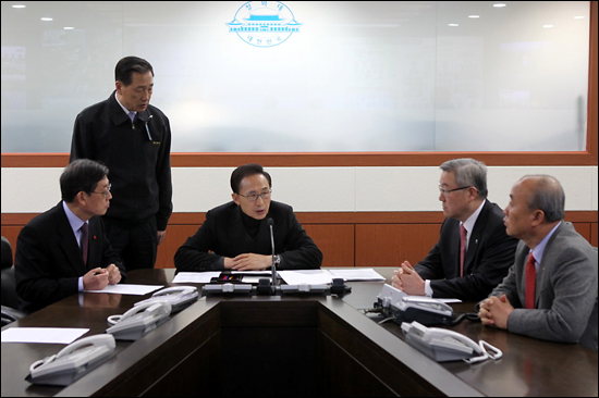  김정일 북한 국방위원장 사망과 관련, 이명박 대통령이 19일 오후 청와대에서 김황식 국무총리, 김성환 외교통상, 류우익 통일부장관 등과 NSC를 주재하고 있다. 