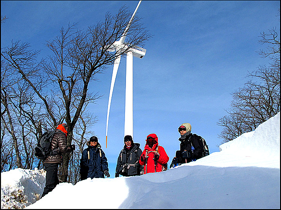 선자령 산행중 심설(深雪)에 묻힌 풍력발전기 앞에서 일행들이 포즈를 취하고 있다.