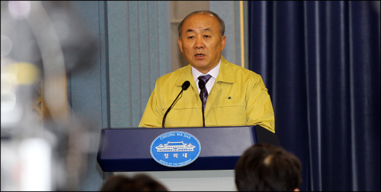 류우익 통일부장관이 20일 오후 청와대 춘추관에서 김정일 사망과 관련해 정부차원의 조문단을 파견하지 않기로 했다고 발표하고 있다. 