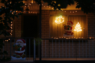 크리스마스 장식을 해 놓은 가정집 풍경