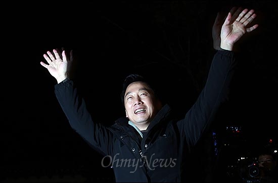 'BBK사건' 관련 정봉주 전 민주당 의원의 대법원 최종선고가 오는 22일로 확정된 가운데, 20일 오후 서울 중구 대한문 앞에서 정봉주 전 의원이 자신을 응원하기 위해 모인 시민들에게 손을 흔들어보이고 있다.