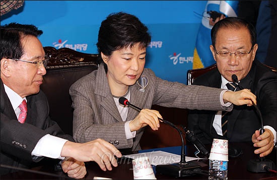 한나라당 박근혜 비상대책위원장이 21일 오전 여의도 당사에서 열린 비대위원-중진의원 간담회에서 마이크를 잡고 있다.