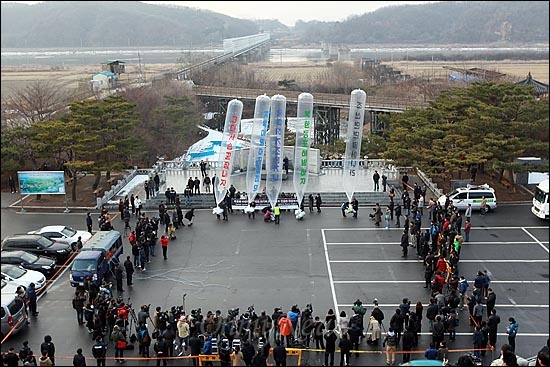  21일 오후 경기도 파주 임진각 망배단에서 수많은 내외신 기자들이 모여 '독재자 김정일 조문반대 탈북단체 비상대책회의' 소속 회원들이 대북전단을 날려보내는 현장을 취재하고 있다.