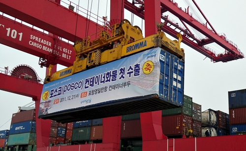 21일 영일만항 컨테이너 부두에서 포스코의 철강제품을 실은 컨테이너가 고려해운 안드레아스호에 선적되고 있다.
