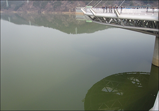 경북 강정고령보 부근의 물 색깔. 보 바로 아래 수심이 깊은 곳은 짙은 녹색을 보이고 있다.