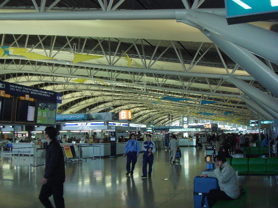  　간사이국제공항 출국장 모습니다. 천장을 곡선으로 처리하여 마치 비행기 날개와 같습니다.