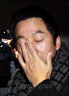 2011년 12월 22일 서울 서초구 대법원 앞에서 정봉주 전 의원이 대법원을 떠나며 눈물을 흘리고 있다.
